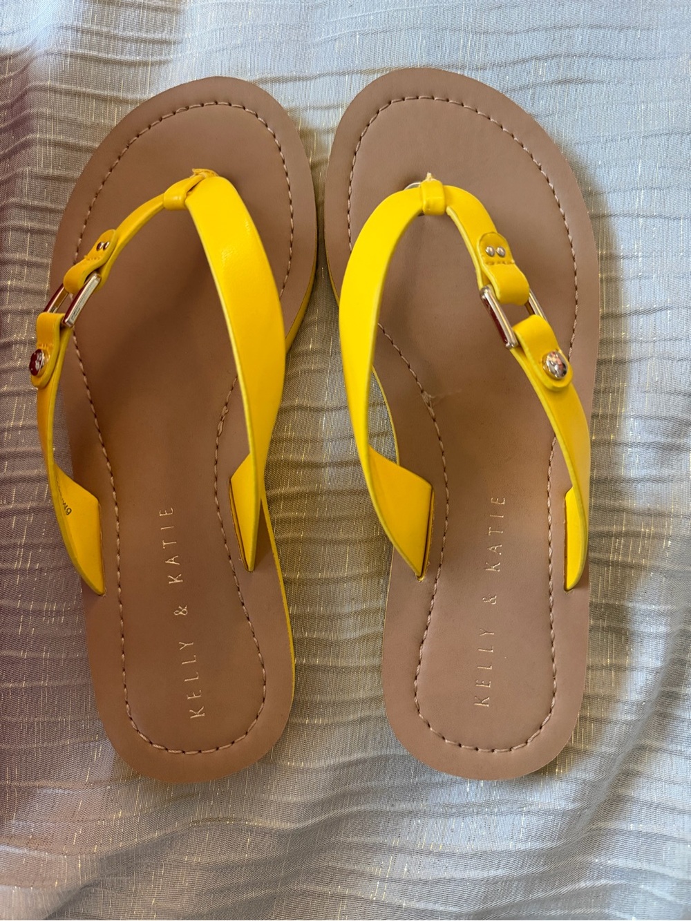 NIB Kelly & Katie Myrra flip flops. Size 6